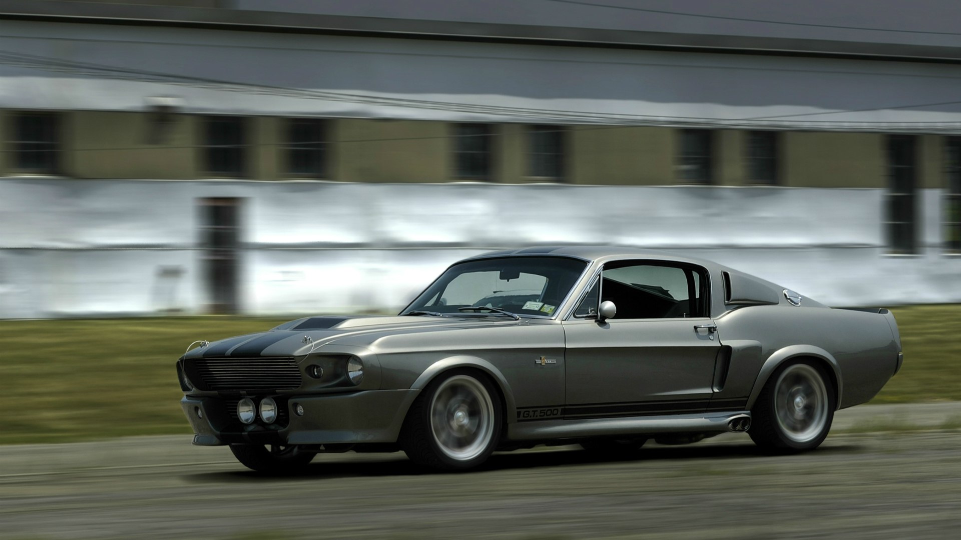 Серый Ford Mustang Eleanor на высокой скорости